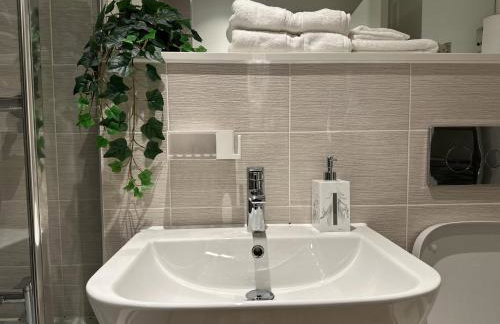 Cozy City Centre Apartment with Free Gym and Free Coffee - Photo 44