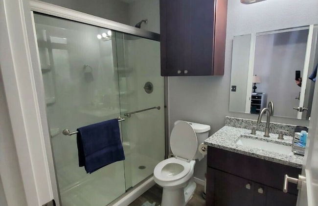 Private Bedroom Suite - Communal House near Integris Private - Photo 20