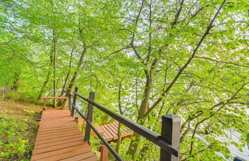 Lakefront Family Retreat with Private Dock! - Foto 30