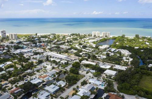 Private Village Home with Heated pool & spa with private front courtyard - Photo 32