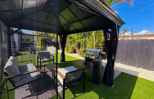 The LuxeLanding MIA- Swimming pool, Oasis Lounge, Mini Golf, BBQ and Hibachi Grill , and Outdoor Games - Photo 2