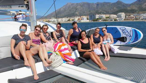 Un grupo de amigas en el catamarán