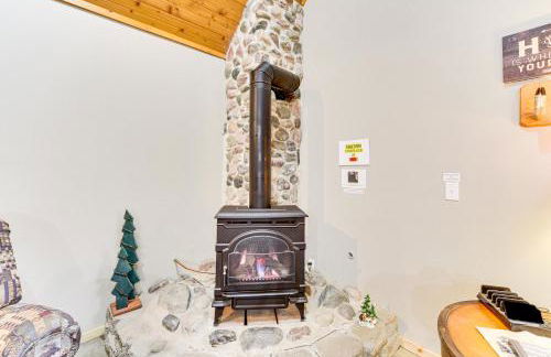 Cozy Birchwood Retreat on UTV Trail with Hot Tub! - Foto 12