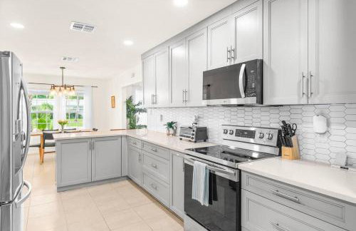 Modern renovated beach oasis home with private pool - Foto 8