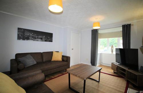 3 Bed Detached - Sleeps 5 - Private Garden & Parking Plus Garage - Quiet Cul De Sac Location - Dog Friendly - Fast Wifi - Close to Motorway Access - Foto 2