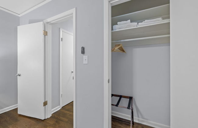 881 Furnished Apartments - Foto 32