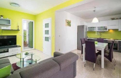 Sunny Holiday Home With Pool - Foto 4