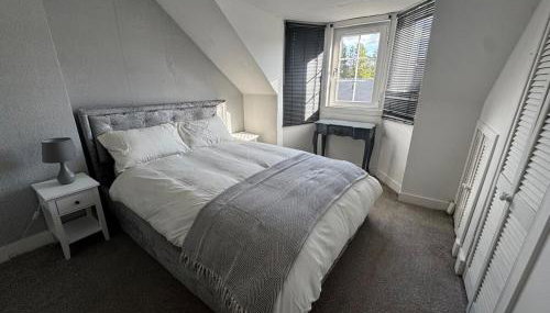 Modern 3-Bedroom Home with Cozy Cinema-Style Living Space - Foto 4