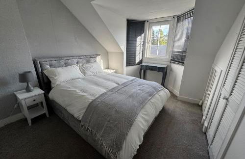 Modern 3-Bedroom Home with Cozy Cinema-Style Living Space - Foto 4