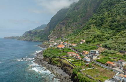 Coastal São Vicente Mountain & Sea View Hideaway with Free Parking - Foto 5