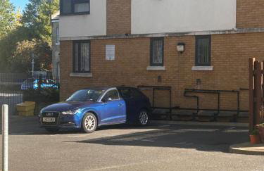 The Diickens Den - Rochester 1BR Flat - Sleeps 4 with Parking - Contractor - Friendly and Ideal for Long Stays - Foto 29