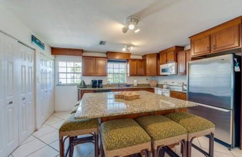 Large pool home and blocks away from the beach - Foto 35