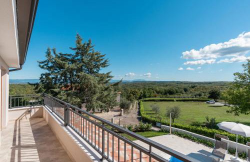 Villa atop the village with stunning view - Foto 55