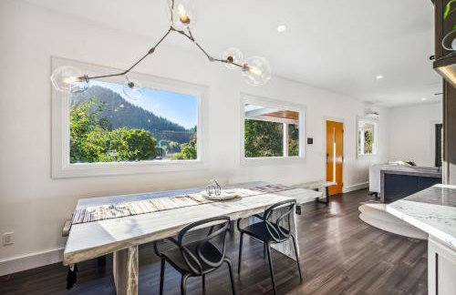 Luxury River Home - Pets Stay Free - Photo 13