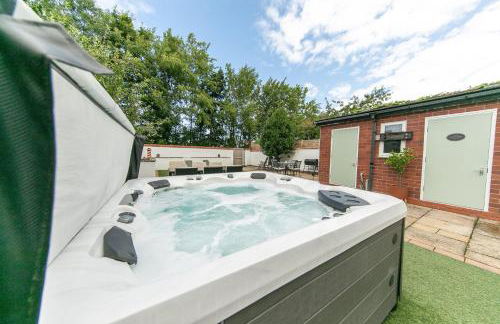 The Hot Tub Townhouse by Holiday Heim - Photo 3