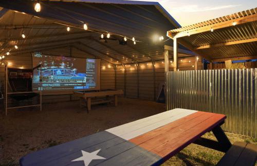 Game Barn, Cowboy Pool, 17ft Movie Screen - sleeps 10 - Photo 25