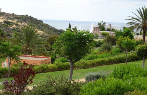 CASARES appart 2 ch dans parc tropical avec vue sur mer, montagne et piscine - Photo 19