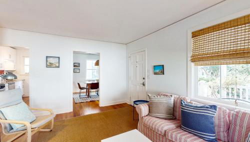 Dog-friendly cottage across from the water in a walkable neighborhood - Foto 4