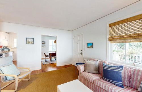 Dog-friendly cottage across from the water in a walkable neighborhood - Foto 4