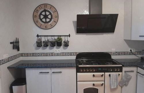 The Beach Hut with Lazy spa - Foto 29