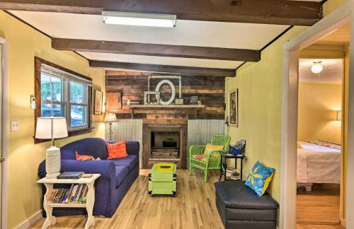 Rustic Hideaway with Fire Pit Less Than 1 Mi to River! - Foto 2