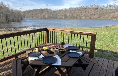 New, modern cabin with private lake and hiking - Foto 12