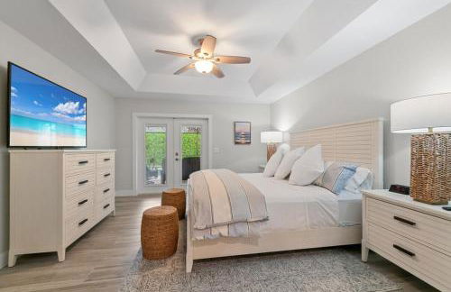 Modern Luxury Retreat in Naples - Photo 42