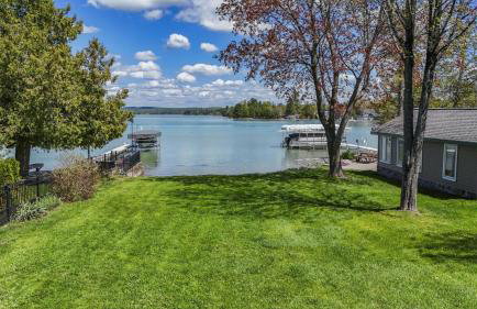 Beautiful Torch Lake House with Beach Access home - Foto 3