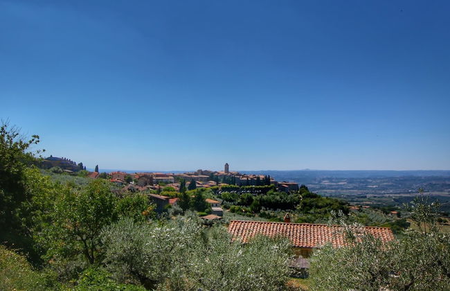 Splendid Farmhouse in Gualdo Cattaneo with Hot Tub - Photo 33