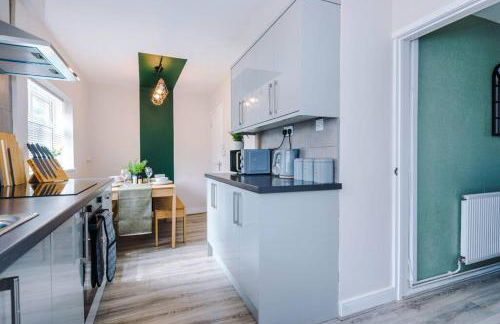 Cheerful 3 bedroom home with parking near Chester - Photo 34