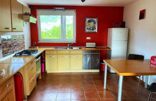 Modern Red & Blue Apartment - Photo 6