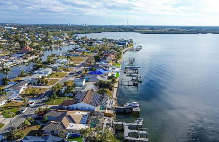 Family Waterfront 4BR Home Heated Pool Private Pier - Photo 45