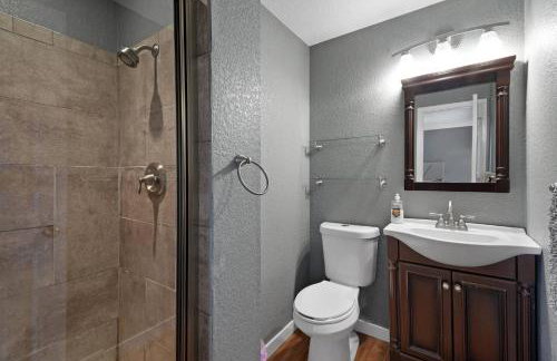 Arvada Retreat + 6 BD + Movie Theater - Photo 25