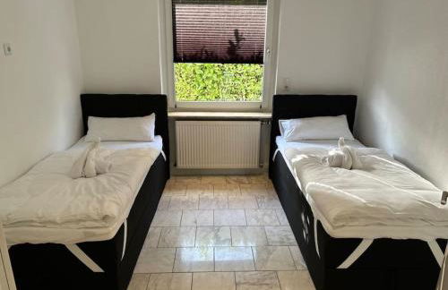 Ferienhaus mit Privatparkplatz, Terrasse und Stadtnähe - Foto 8