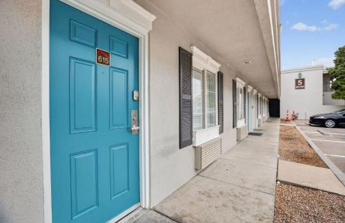 Chic furnished studio with inviting modern decor - Photo 16