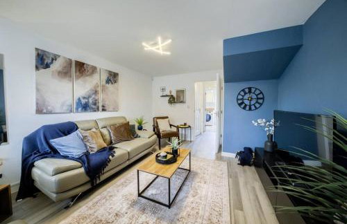 3 BedRoom house, Sleeps 6 with Full Kitchen, Garden and Free Parking - FREE Wi-Fi near Milton Keynes Bowl - Foto 1