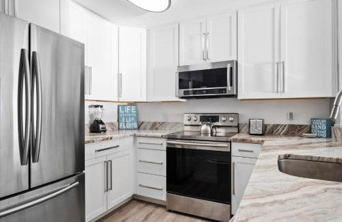 Oceanfront 2 Bedroom Modern Beach Condo w Pool - Foto 16