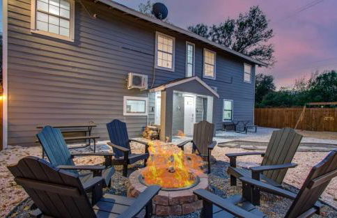 Heart of Houston - 8-BD 4-BA with Yard - Photo 1