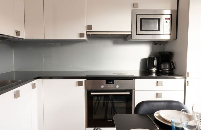 2ndhomes Modern & Cozy 2BR Apt w Balcony - Foto 12