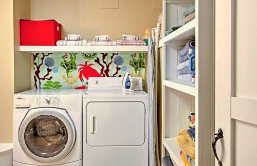 Beautiful Sandy Point Getaway with Wraparound Deck! - Foto 19