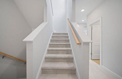 NEW Luxury Condo, Rooftop Terrace, EV Charger! - Foto 53