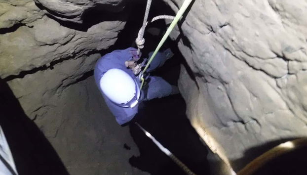 Esplorando la grotta del Nanzal