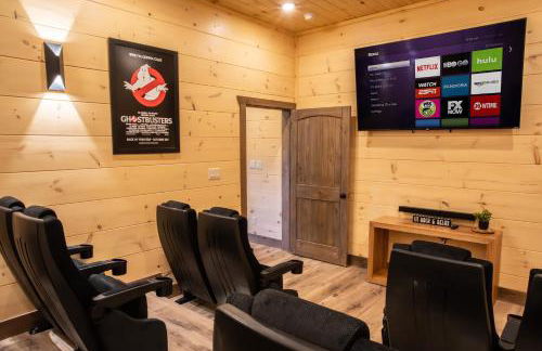 Luxury 12-Bedroom Cabin with Indoor Pool, Hot tub & Movie Theater, Sleeps 36 - Foto 19