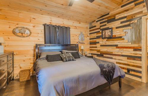 Cozy Cabin Retreat w/ Hot Tub & Nature Views - Foto 4