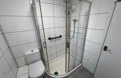 Superb Comfy 2 Bed House, Responsive & Caring Hosts Free WiFi & Parking, Close to MK Centre, Train Station, Santander, Network Rail by Webbhill Stays - Foto 7