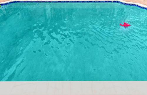 Tropical Oasis With heated pool 10 mins airport & 5 mins Beach - Foto 3