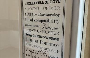 Uxbridge-Modern 2 bed Apt with Lift & Parking - Photo 25