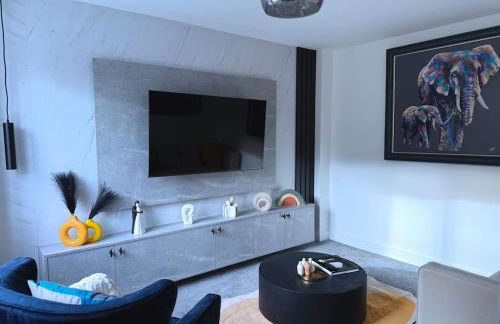 Adeluxe Home - Luxury 2 Bedroom Entire House with Free WiFi, Disney, Netflix and Amazon Prime Included - Foto 1