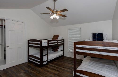 Group Getaway 6BR Near Fort Benning Huge Kitchen Private Yard - Foto 33