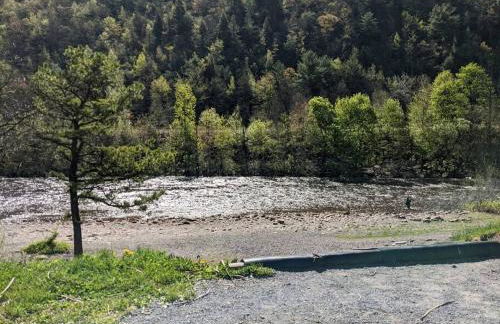 Chalet Retreat w/ Hot Tub, Short Walk to Lake & Pool - Photo 25